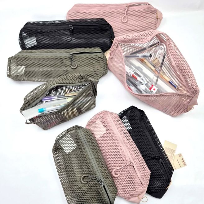 Nová Muji pouzdra právě dorazila na sklad.😍 Moderní síťovaný design v barvách černá, khaki a starorůžová, ideální na...